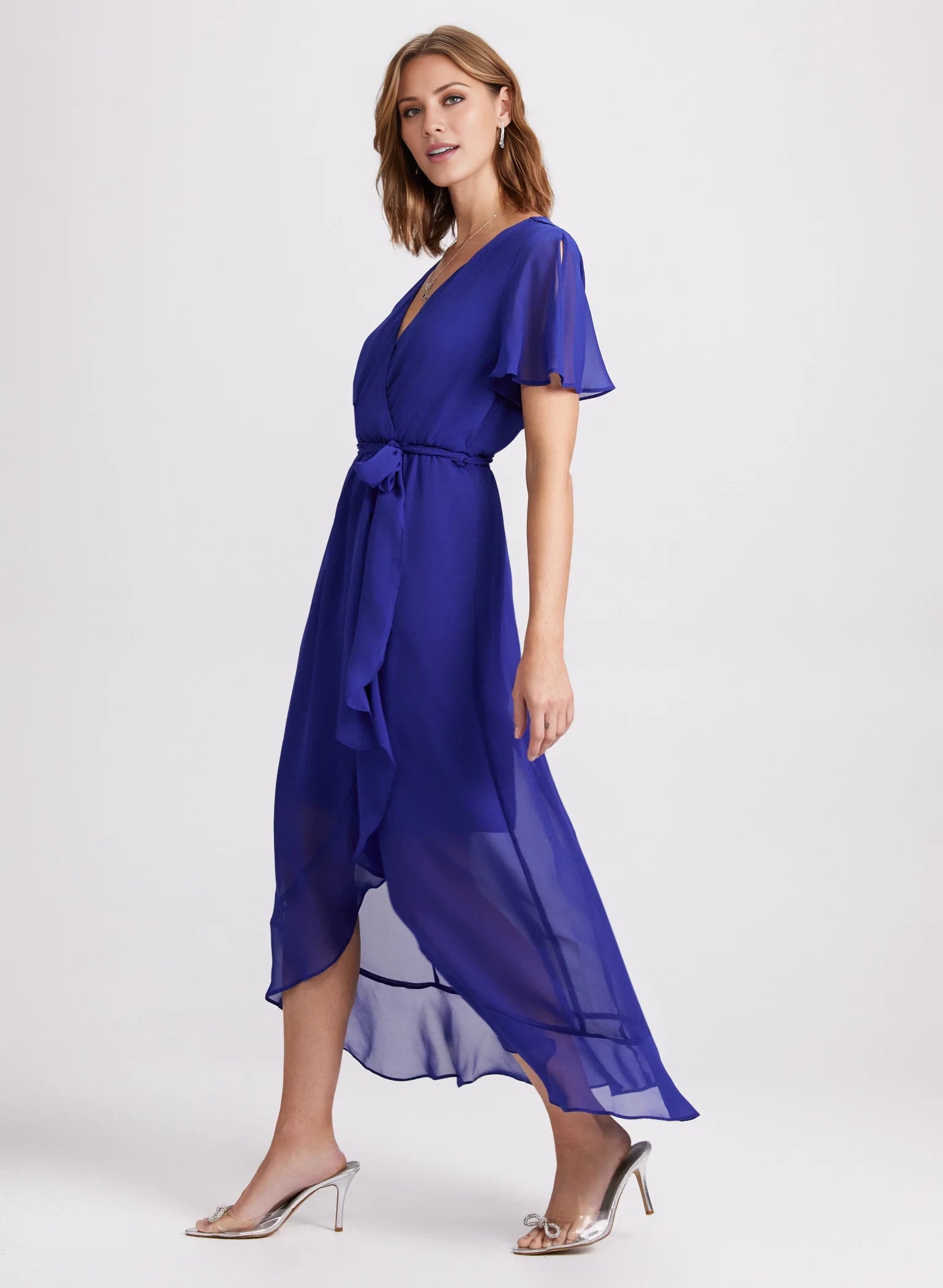 Abito da ballo lungo fino al pavimento, in chiffon plissettato con maniche corte, scollo a V, spacco laterale
